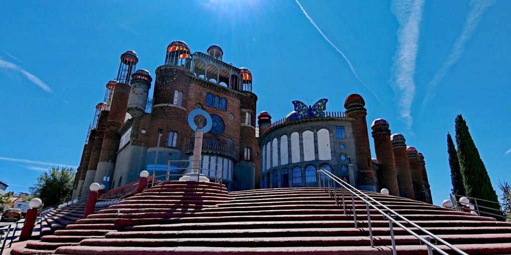 Neumáticos, cristales, alambres o bidones: así se construyó la Catedral de Justo que sorprende en Mejorada del Campo