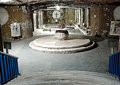 Imagen secundaria 1 - Interior de la catedral (arriba); la cripta del templo (abajo izquierda) y exterior del mismo (abajo derecha)