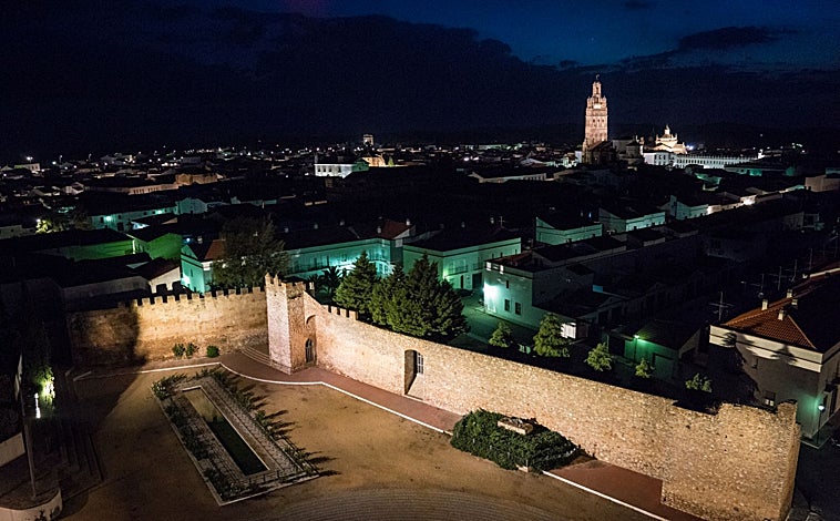 Imagen principal - Parque Cieza de León con la muralla (arriba). Al fondo se ve la torre de Nuestra Señora de la Granada; Palacio de los Zapata, que fue sede del Tribunal de la Inquisición (abajo izquierda); una de las fachadas mudéjares que se pueden ver en Llerena (abajo derecha)