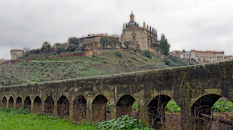 Imagen de la ciudad de Coria con su puente romano