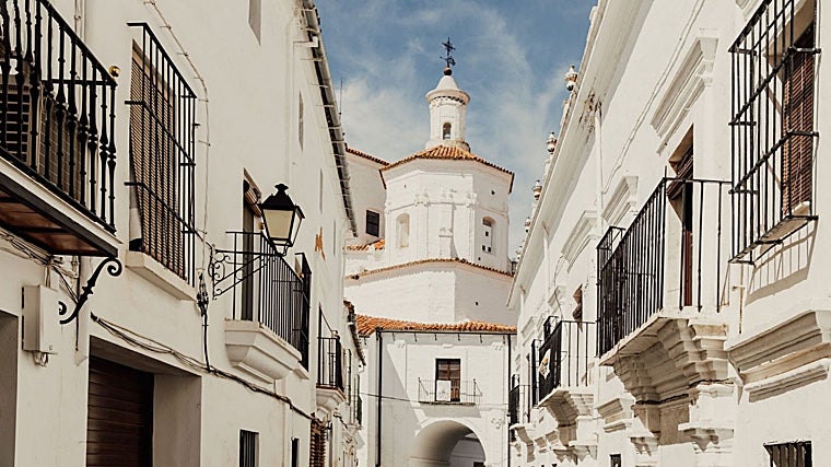 Calles blancas de Llerena con el camarín de Nuestra Señora de la Granada al fondo