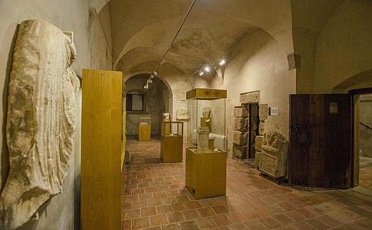 Imagen principal - Imágenes de las salas expositivas de la Cárcel Real de Coria