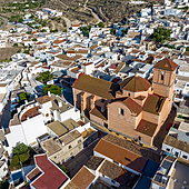 Este pueblo de Almería tiene calles blancas, cuevas y chimeneas gigantes de postal