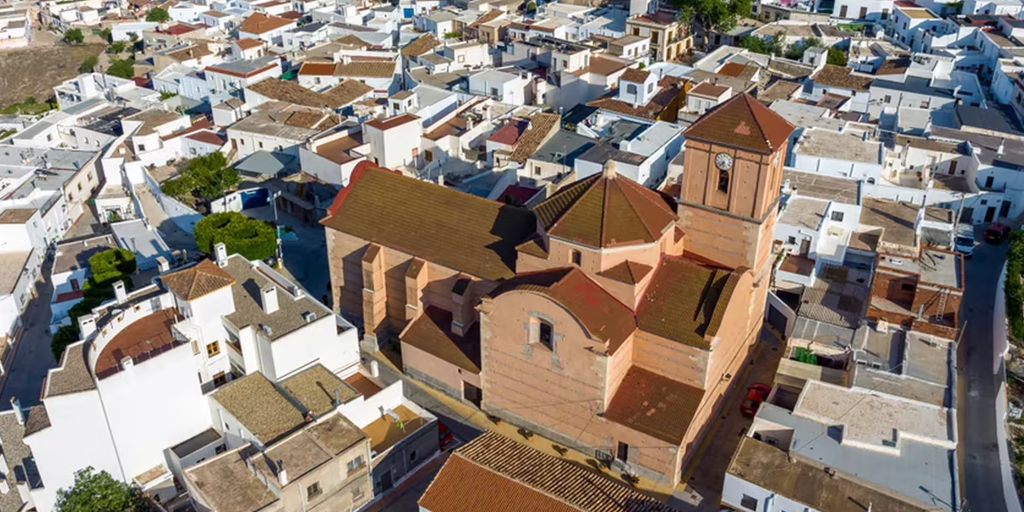 Este pueblo de Almería tiene calles blancas, cuevas y chimeneas gigantes de postal