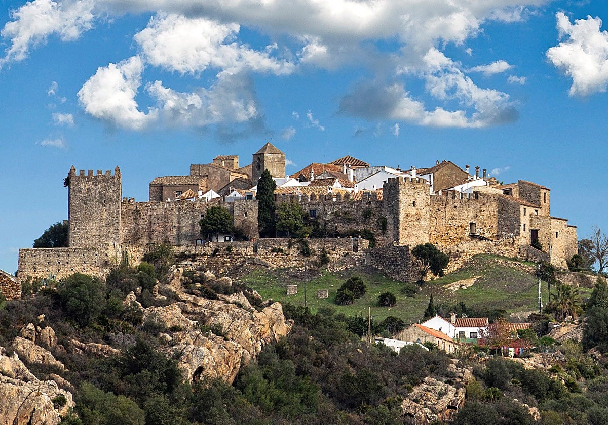 Imagen del pueblo-fortaleza de Castellar de la Frontera, uno de los lugares más curiosos de Cádiz