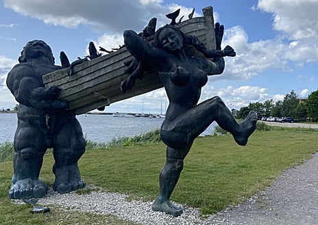 Imagen secundaria 1 - Casa en la isla de Abruka, donde sólo viven 50 personas (arriba); escultura Suur Tõll ja Piret, héroes míticos de la isla (abajo izquierda); castillo de Kuressaare (abajo derecha).