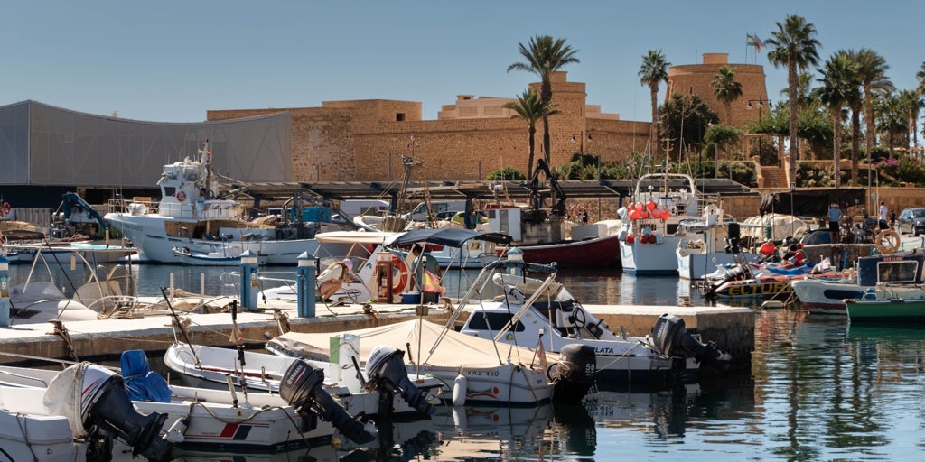 El pueblo andaluz cuyo nombre podría tener origen catalán: tiene un castillo en la orilla del mar