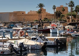 El pueblo andaluz cuyo nombre podría tener origen catalán: tiene un castillo en la orilla del mar