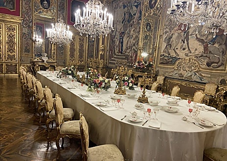 Imagen secundaria 1 - Exterior del Palacio Real de Turín (arriba); una de las estancias de los apartamentos reales (abajo izquierda); una de las más de 5.000 piezas que componen la colección (abajo derecha).