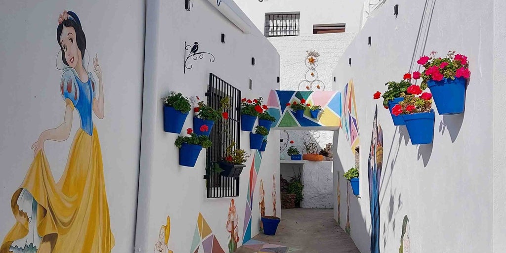 Las paredes de este pueblo se transforman en un cuento Disney que cambia cada año