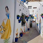 Las paredes de este pueblo se transforman en un cuento Disney que cambia cada año