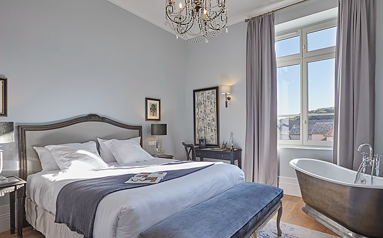 Imagen principal - Una de las habitaciones del castillo, el spa Cinq Mondes y uno de los exquisitos platos de su apartado gastronómico