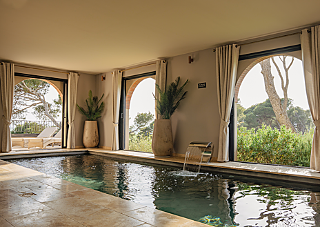 Imagen secundaria 1 - Una de las habitaciones del castillo, el spa Cinq Mondes y uno de los exquisitos platos de su apartado gastronómico