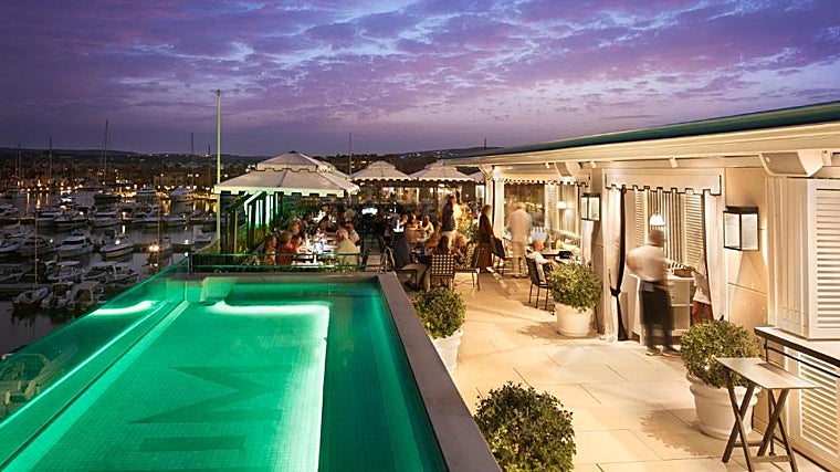 Este bonito hotel cuenta con una 'infinity pool' que se ubica en una terraza superior del edificio