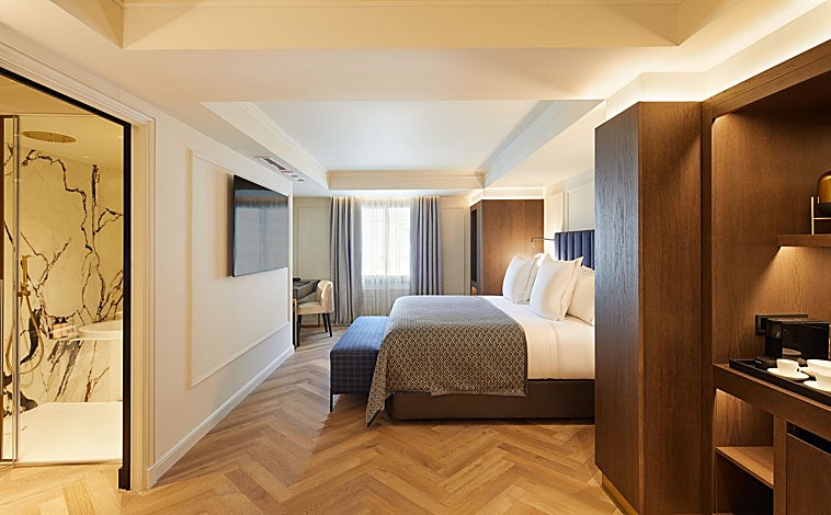 Imagen principal - Habitación del hotel MiM Andorra y fachadas de los de Sotogrande e Ibiza