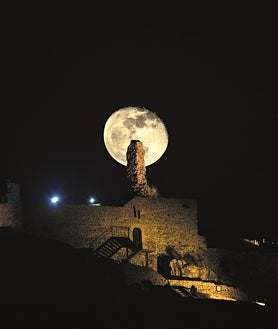 Imagen secundaria 2 - Lluvia de estrellas en el Castillo de Albarracín (arriba); la iglesia de San Pedro Cultural de Becerril de Campos, Palencia, fue restaurada con elementos astronómicos (abajo izquierda); la Luna en el Castillo de Aracena, en Huelva (abajo derecha)