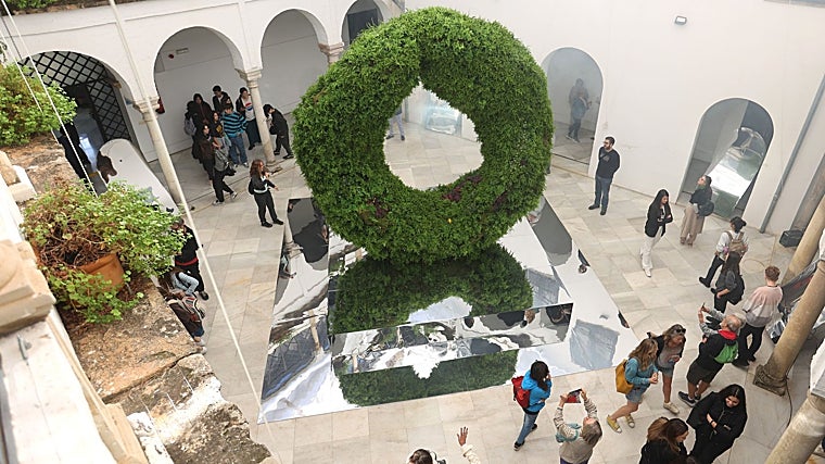 Obra que se expuso en el patio central del Palacio de Orive en Flora 2024