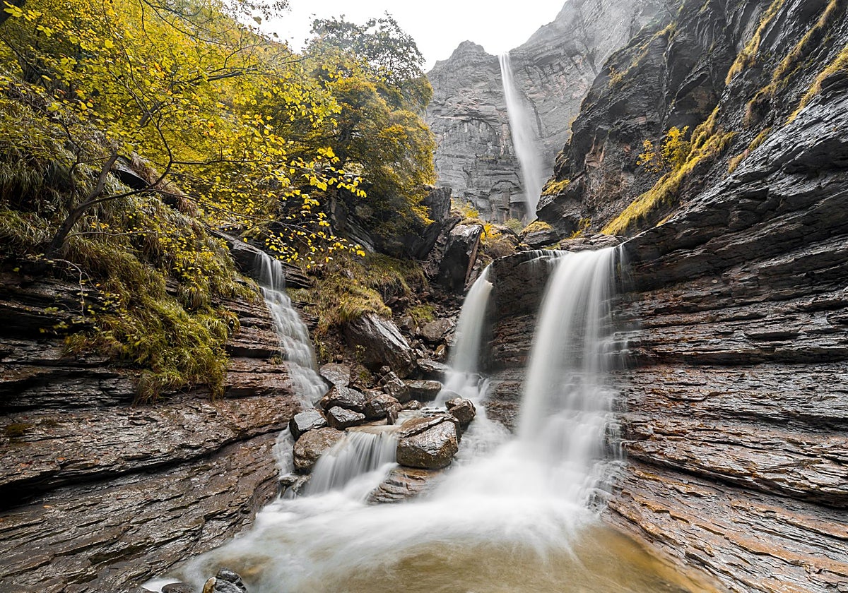 Salto del Nervión, entre Álava y Burgos, visto desde el cañón de Delika