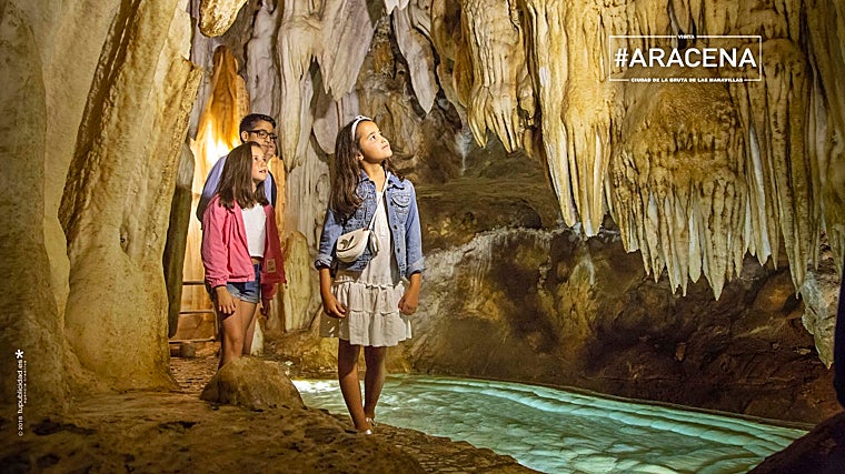 La visita a la Gruta de las Maravillas es una actividad perfecta para disfrutarla con niños y en familia