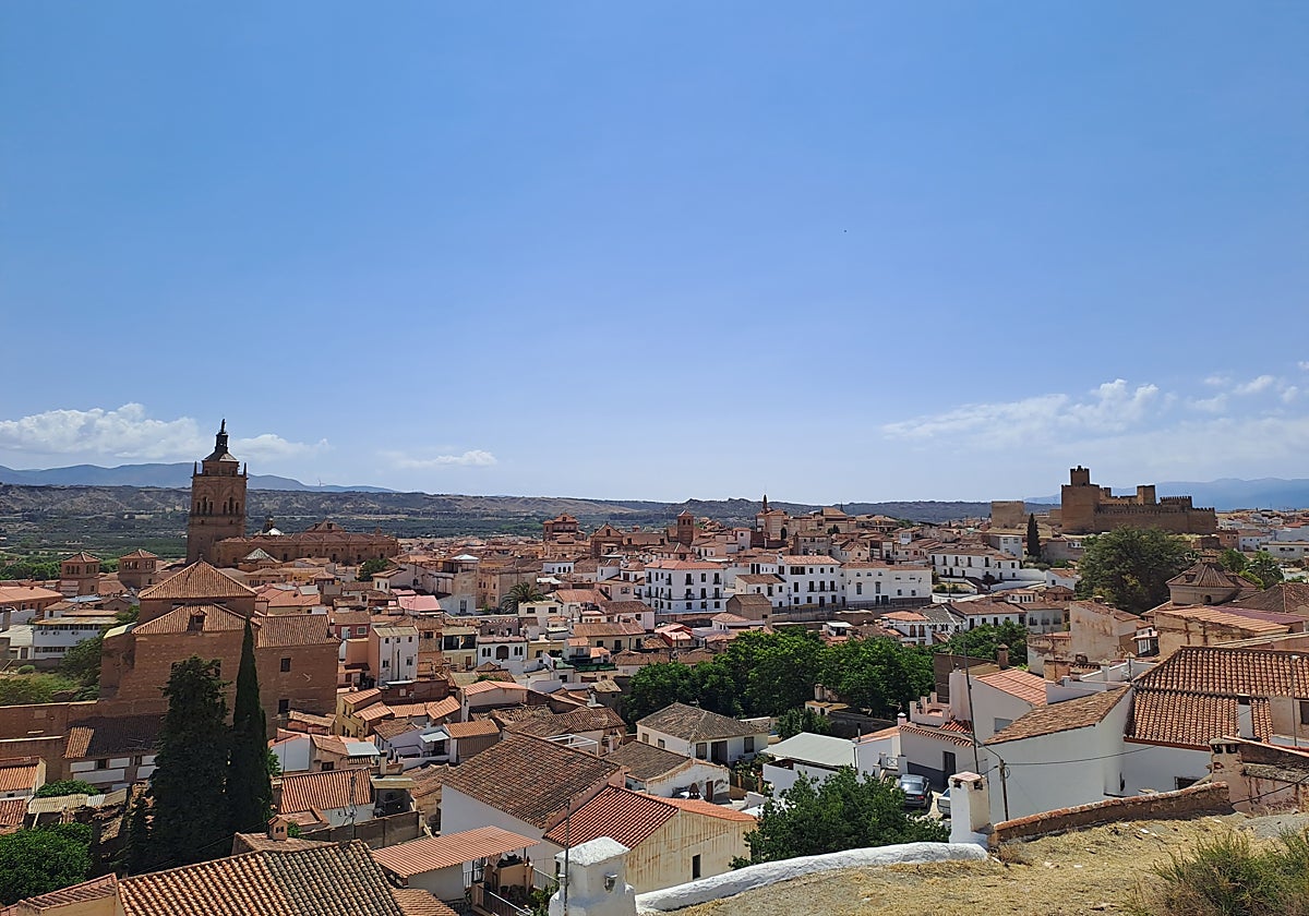 Desde el Barrio de las Cuevas, en lo más alto de Guadix, se contempla esta panorámica
