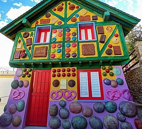 Imagen secundaria 1 - Mirador y fuente de las Brujas (arriba); casa de Hansel y Gretel (abajo izquierda); y la casa de Baba Yagá (abajo derecha)