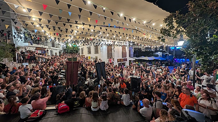 En la Noche de las Brujas el pueblo se llena de gente