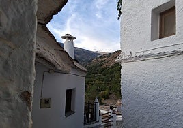 El pueblo de Granada que parece una postal suiza entre montañas nevadas