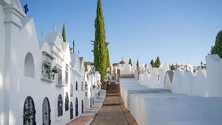 Uno de los cementerios más extraños del mundo está en Málaga: «Han pensado que se entierran a los difuntos de pie»