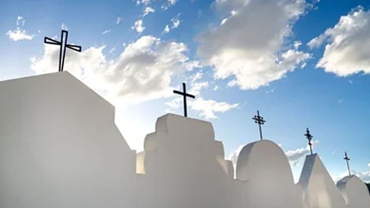 Cada cruz es diferente en este cementerio