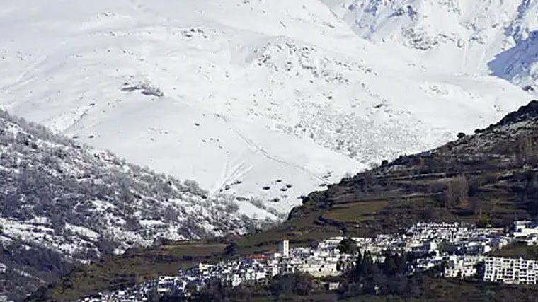 Capileira bajo la montaña de Sierra Nevada