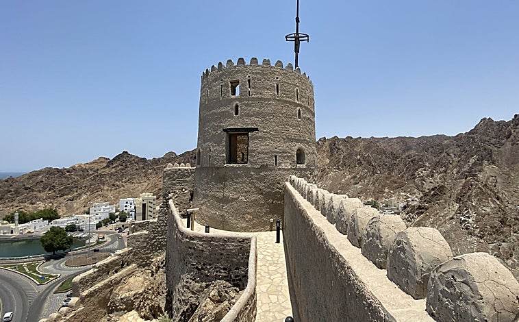 Imagen principal - El fuerte de Mutrah (arriba); uno de los puestos que puede verse en el zoco de Mutrah (abajo izquierda); y el Museo Nacional (abajo derecha)