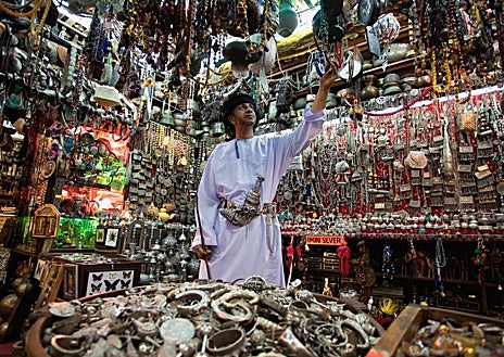 Imagen secundaria 1 - El fuerte de Mutrah (arriba); uno de los puestos que puede verse en el zoco de Mutrah (abajo izquierda); y el Museo Nacional (abajo derecha)