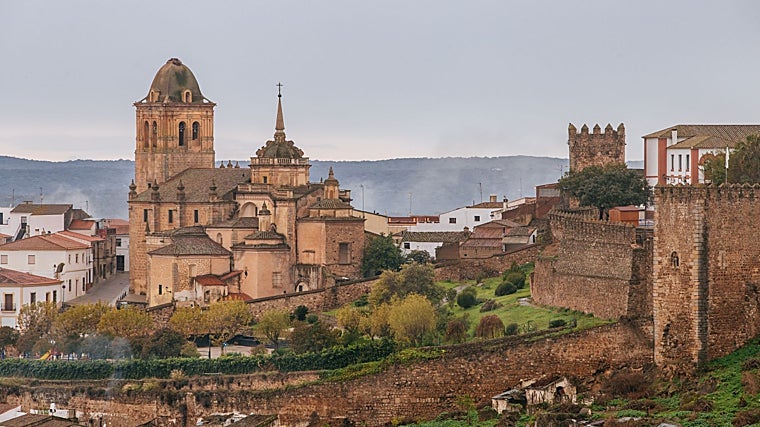Castillo de Jerez de los Caballeros y la iglesia Santa María de la Encarnación