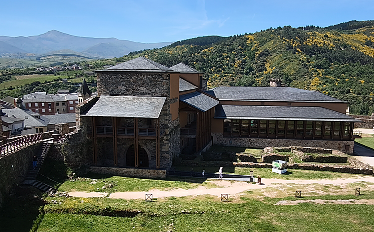 Imagen principal - Imágenes del Palacio Nuevo, la biblioteca templaria y la entrada del castillo
