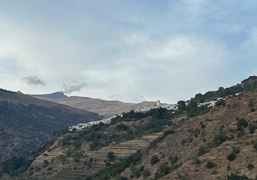 El pueblo mágico de Andalucía ideal para visitar en otoño: casas encaladas, chimeneas humeantes y vistas a Sierra Nevada