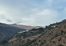 El pueblo mágico de Andalucía ideal para visitar en otoño: casas encaladas, chimeneas humeantes y vistas a Sierra Nevada