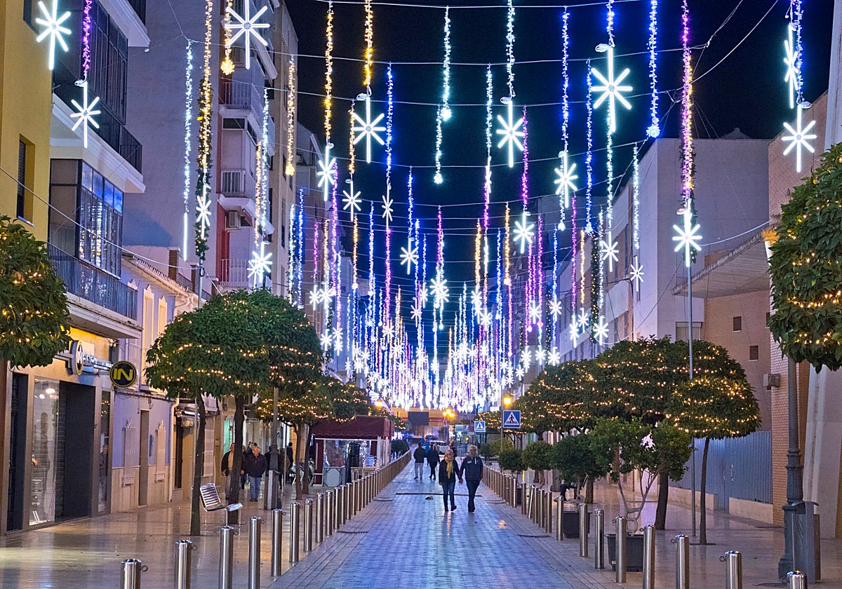 Calle de Puente Genil adornada para Navidad