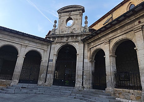 Imagem Secundária 1 – Alcazar de los Condestables em Medina de Pomar (topo); Igreja Paroquial de Santa Cruz (em baixo à esquerda); e uma das maçãs que podem ser vistas em todos os lugares