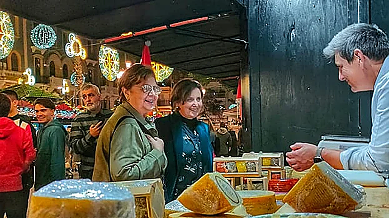 Mercado de artesanato e produtos típicos na Plaza de las Monjas de Huelva.