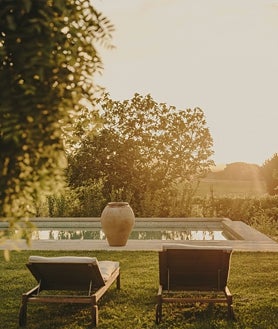 Imagen secundaria 2 - Terraza, sala y piscina del local