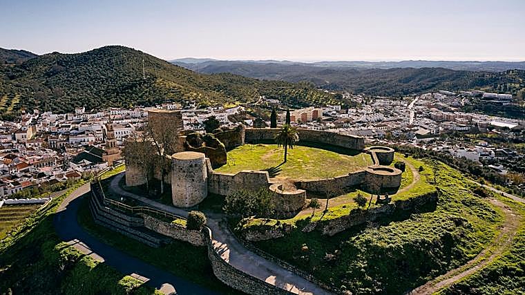 A panoramic photo of the city of Constantine and its castle