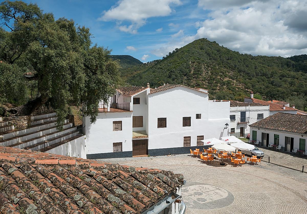 Esta plaza de toros se encuentra en pleno centro del municipio onubense de Linares de la Sierra