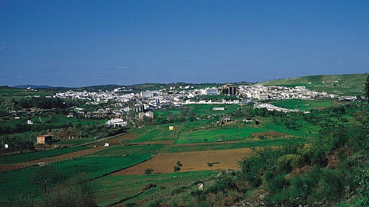 El pueblo de Sevilla escondido entre bosques que hay que visitar sí o sí en invierno: tiene varias rutas de senderismo fáciles y se come genial