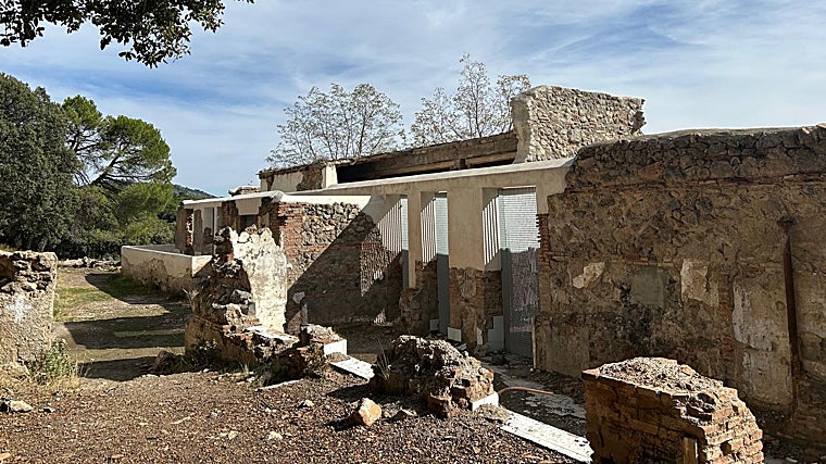 El edificio, muy deteriorado, está vallado para evitar más expolios