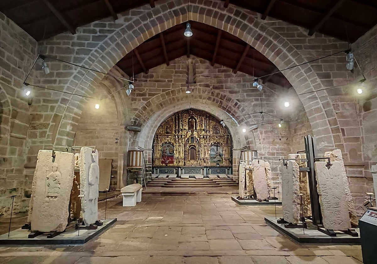 Interior de la iglesia de Santa María 'La Nova', en Noya, declarada Monumento Histórico Artístico Nacional