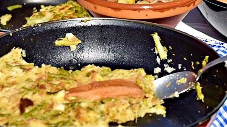 Este plato es un plato tradicional, un guiso que se toma con cuchara y que se elabora de manera muy distintas