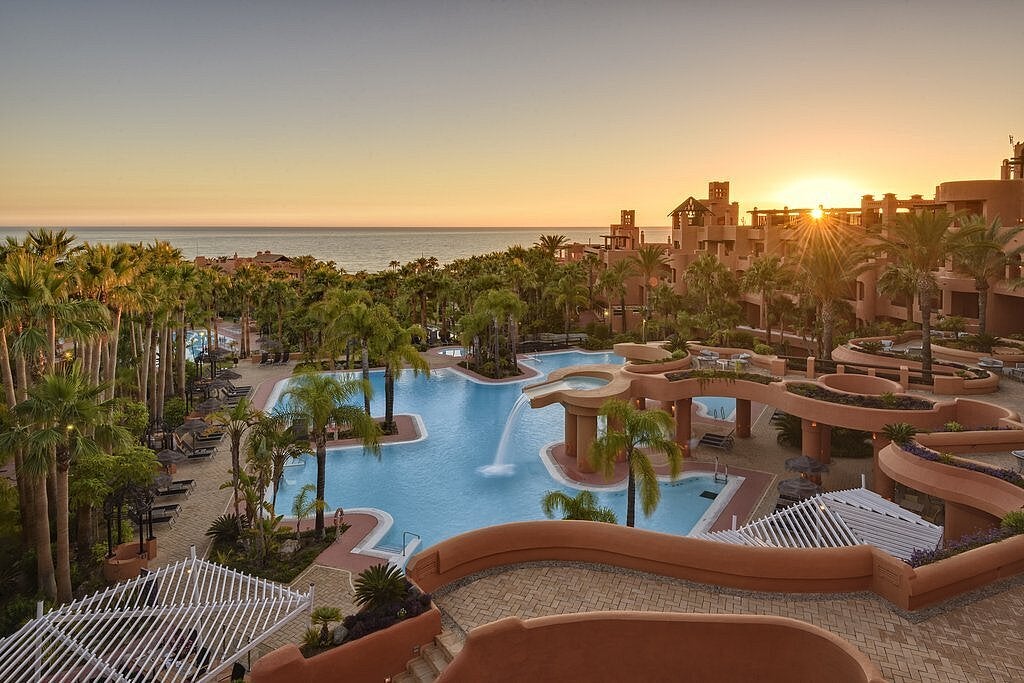 Os jardins do hotel foram cuidadosamente concebidos para proporcionar um oásis de tranquilidade mesmo na praia.