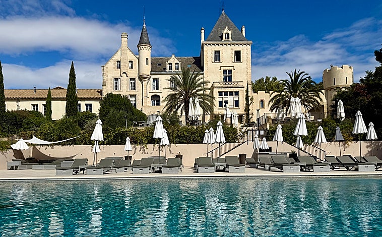 A imagem principal é uma vista do castelo de Les Carras desde a lateral da piscina, da estufa-biblioteca e dos leitões na mini-quinta do hotel.
