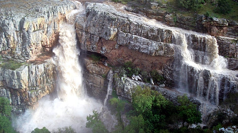A cachoeira La Cimbarra está localizada a cerca de dois quilômetros do centro de Aldeaquemada.