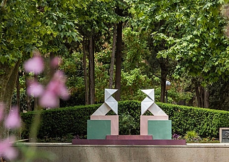 Imagem Secundária 1 - Vários recantos da cidade: o mosteiro românico da Igreja de San Pedro el Viejo, Las Pajaritas de Ramon Asin, no Parque Miguel Servet e a mercearia mais antiga de Espanha, La Confianza. 